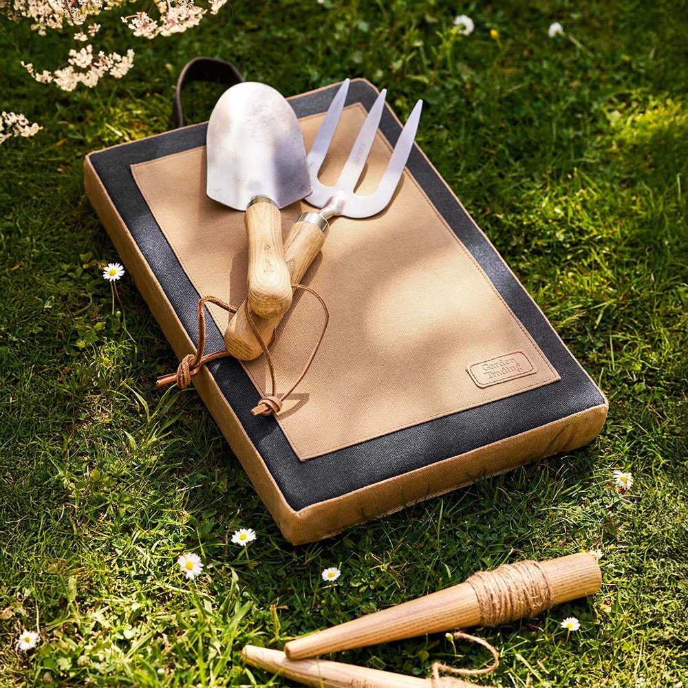 Classic garden kneeler - charcoal & natural