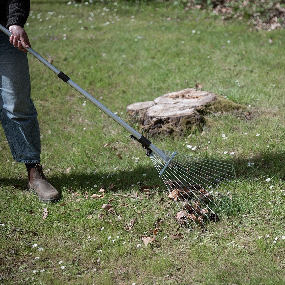 Telescopic leaf rake