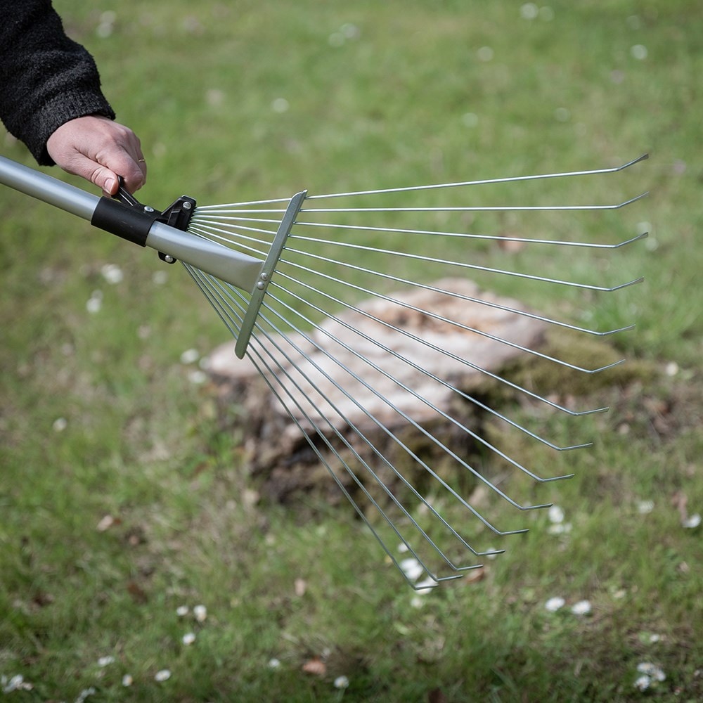 Telescopic leaf rake