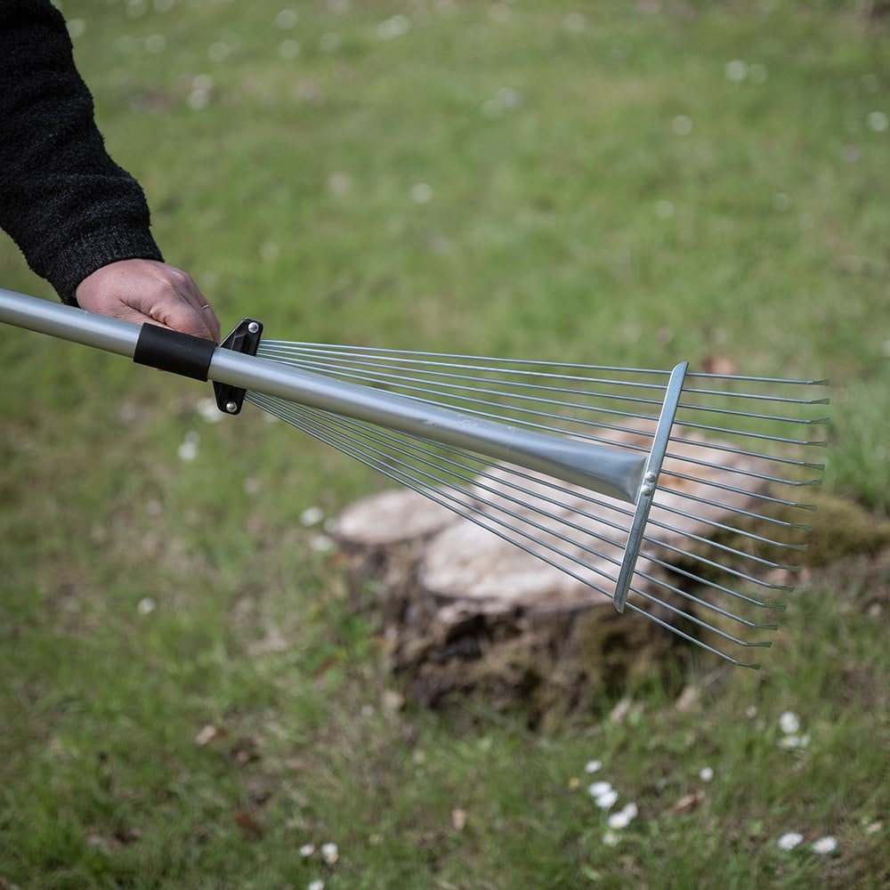 Telescopic leaf rake