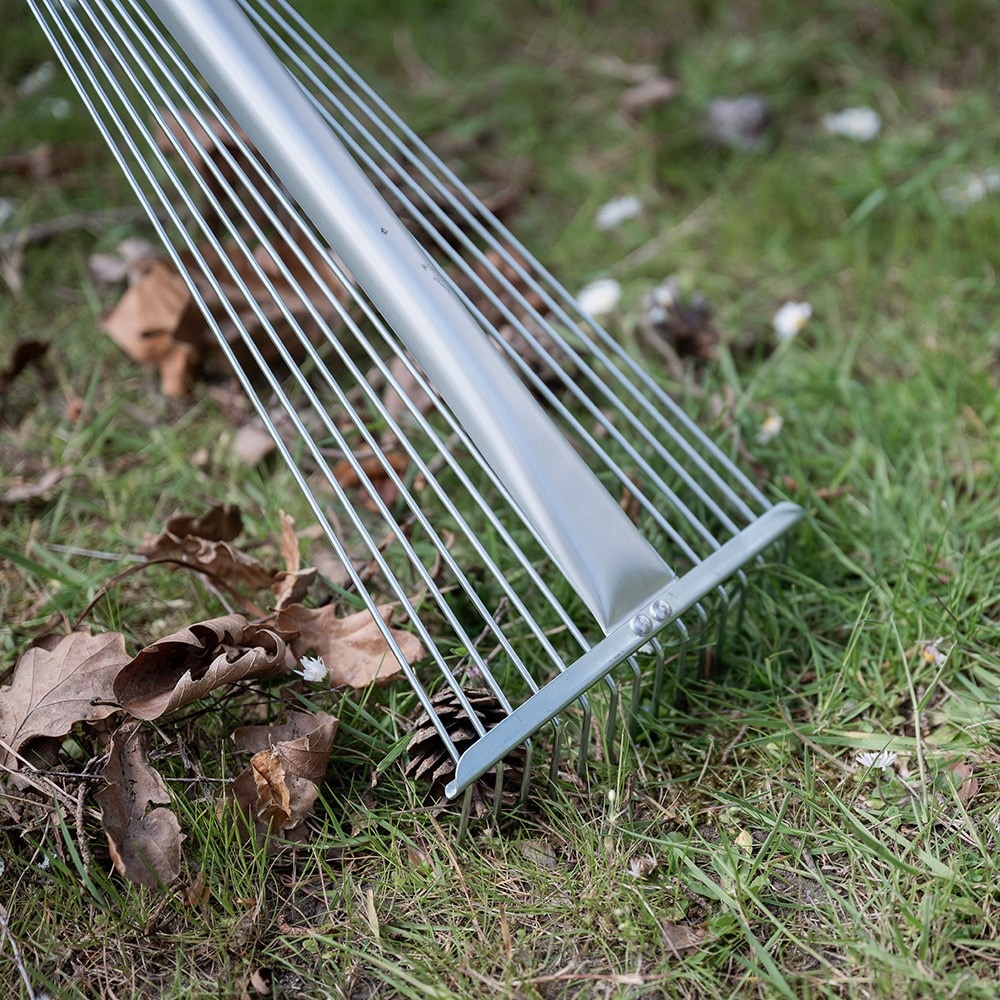 Telescopic leaf rake