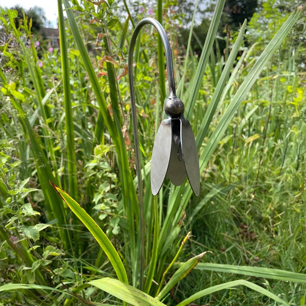 Closed snowdrop stake