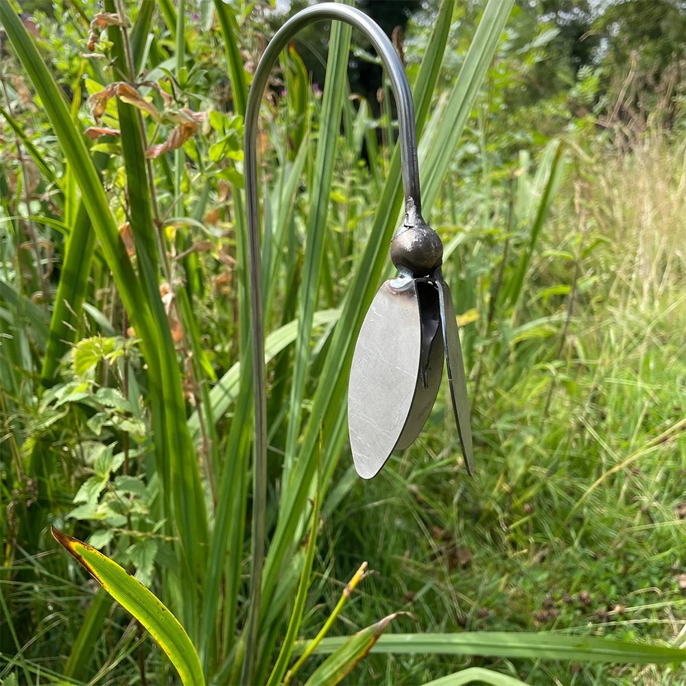 Closed snowdrop stake