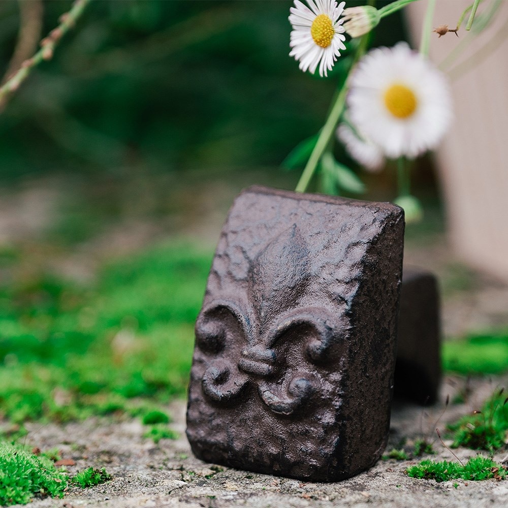 Cast iron fleur de lys pot feet