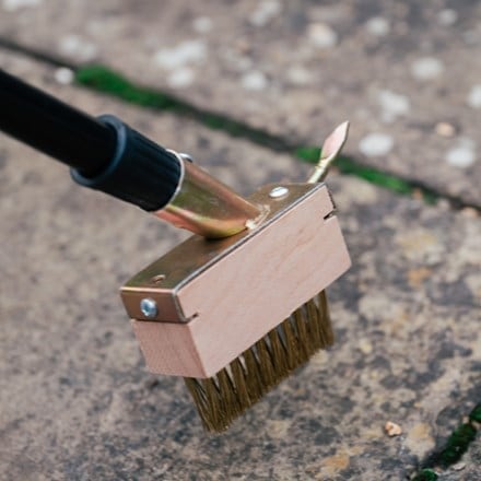 Telescopic wire paving brush