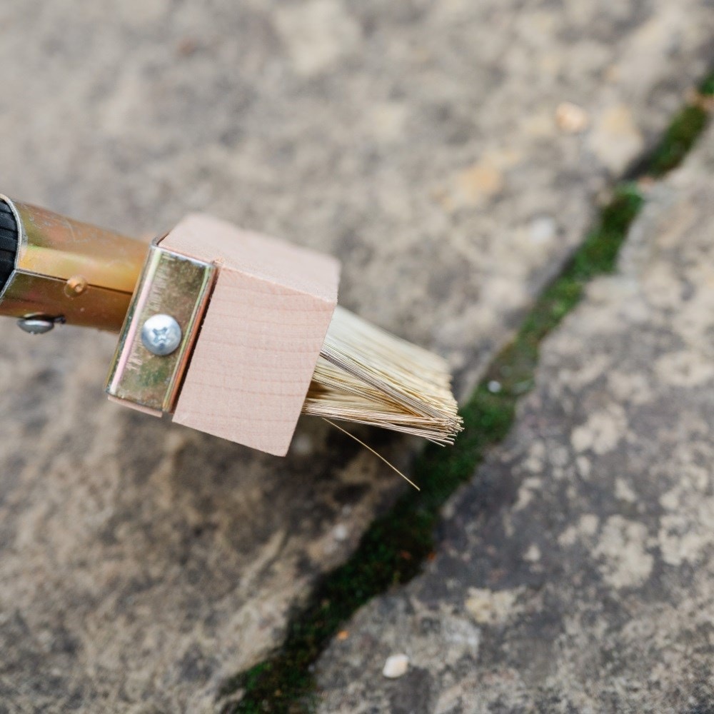 Telescopic wire paving brush 