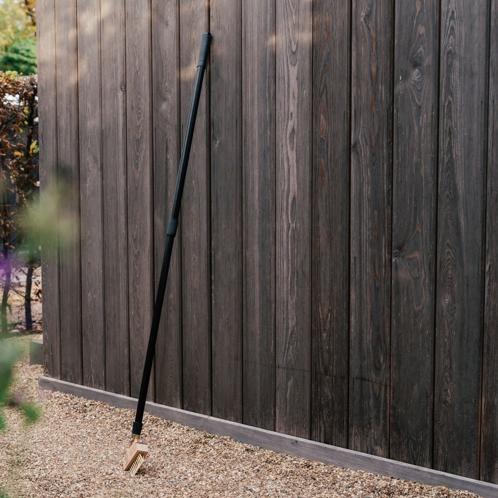 Telescopic wire paving brush 