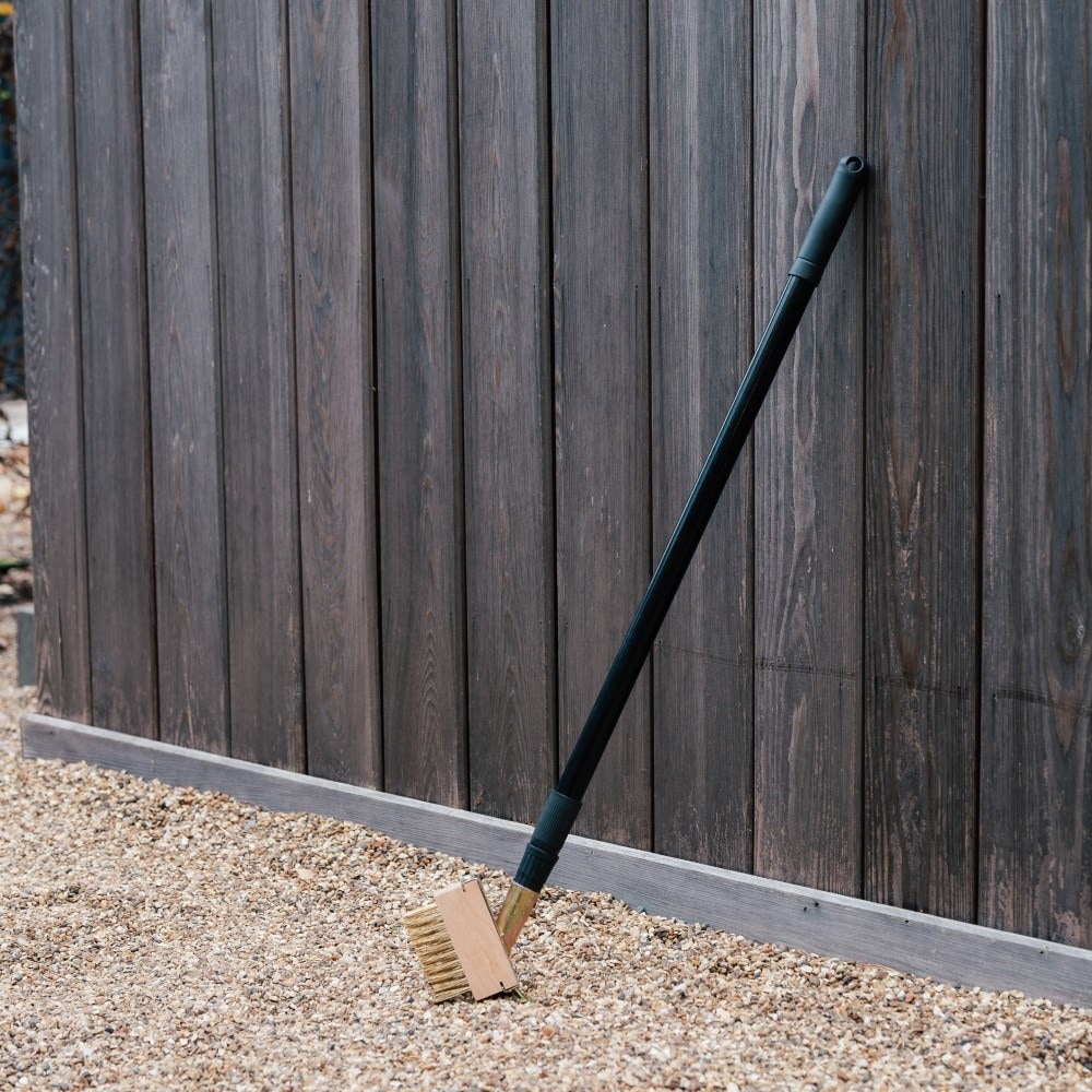 Telescopic wire paving brush 