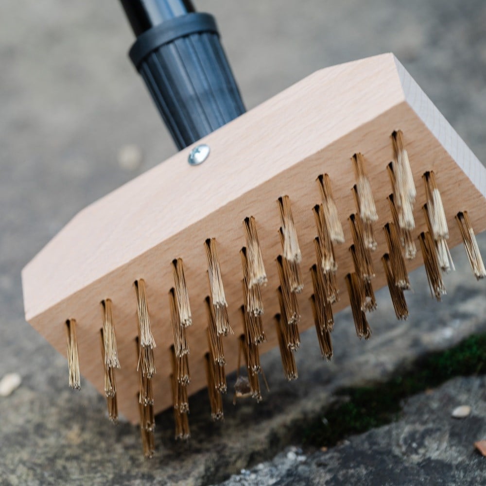 Telescopic wire decking brush