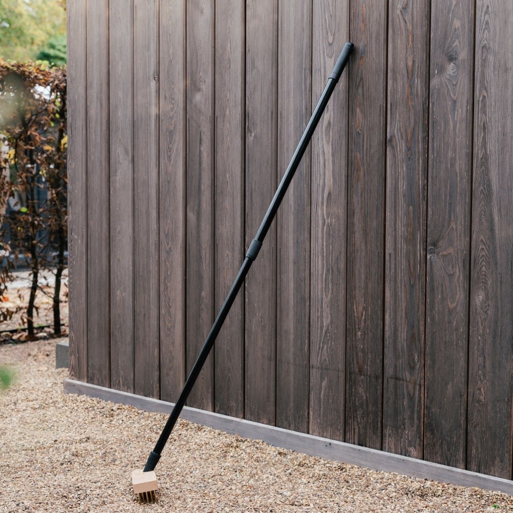 Telescopic wire decking brush