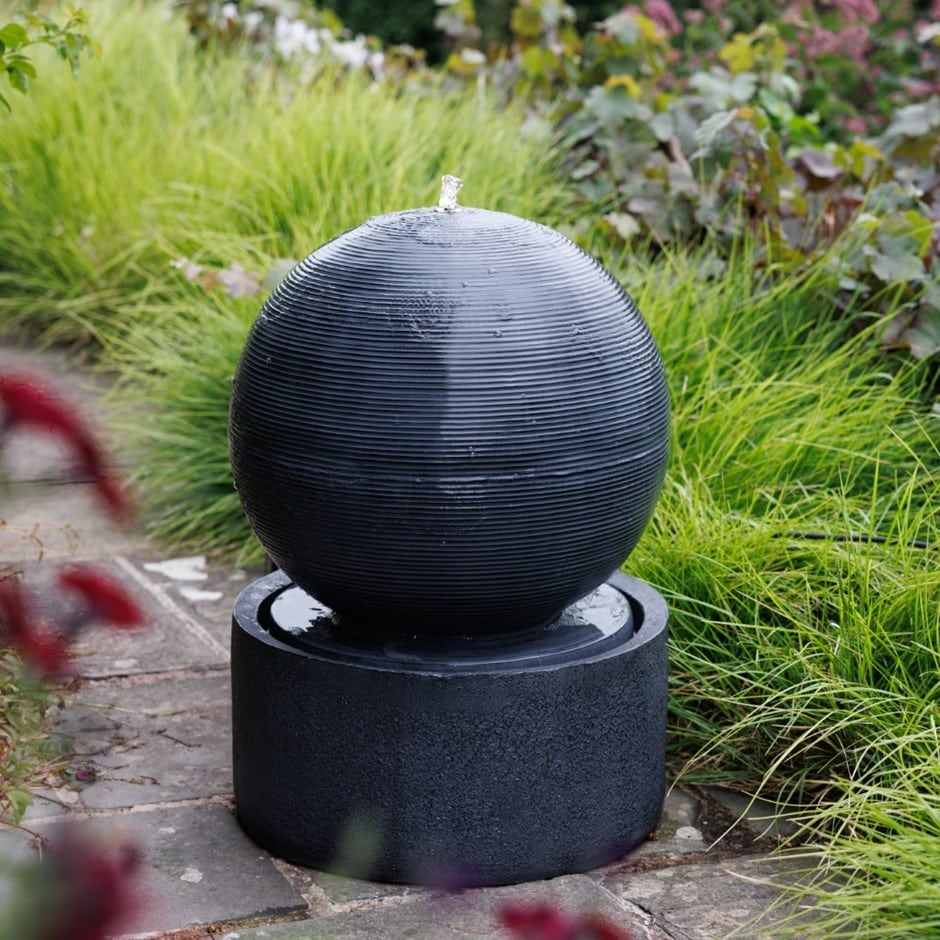 Ripple ball water feature
