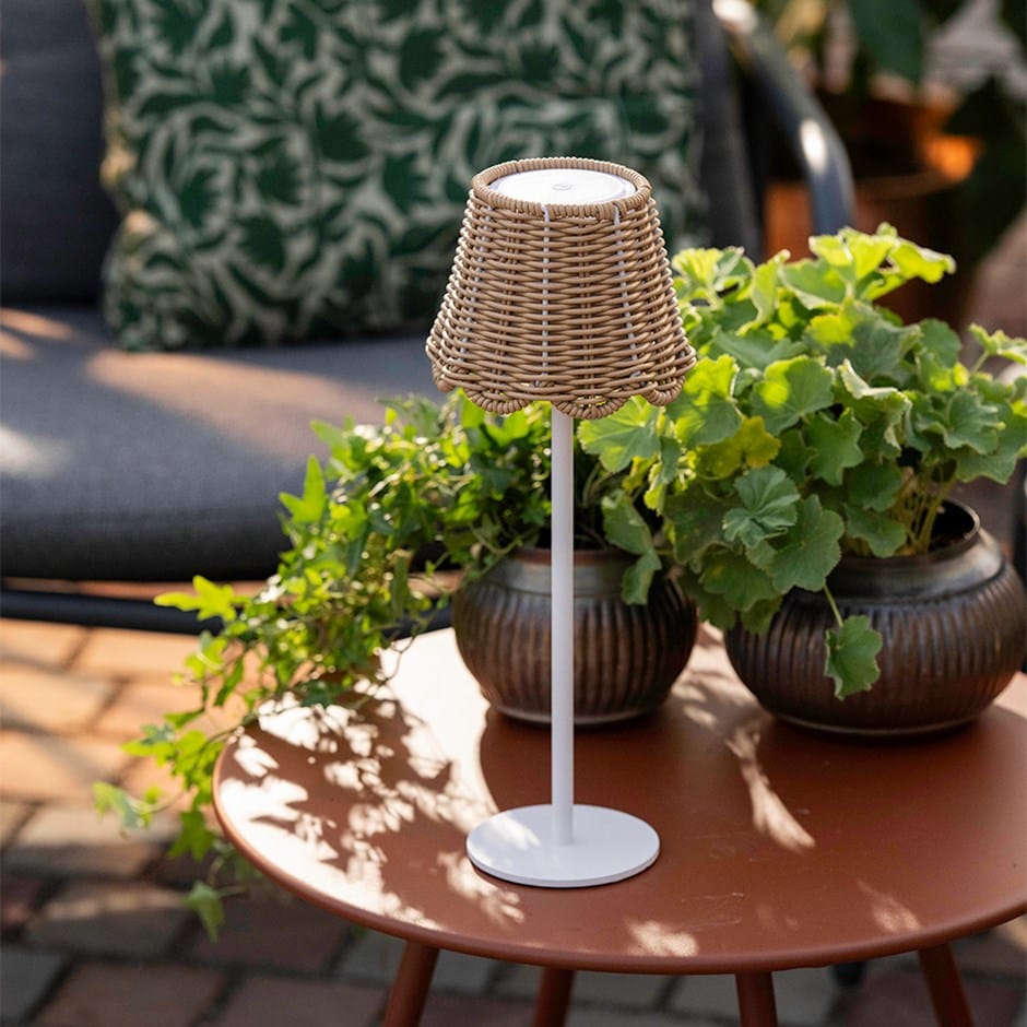 Scallop rattan rechargeable table lamp