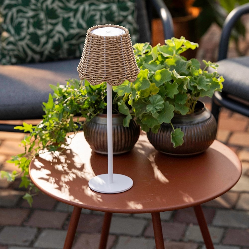 Scallop rattan rechargeable table lamp