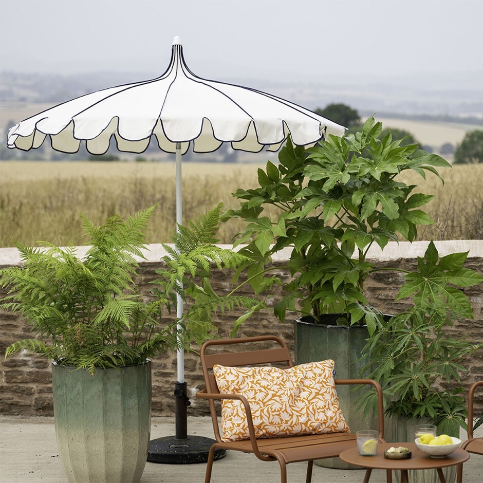 Scallop trim parasol with navy trim