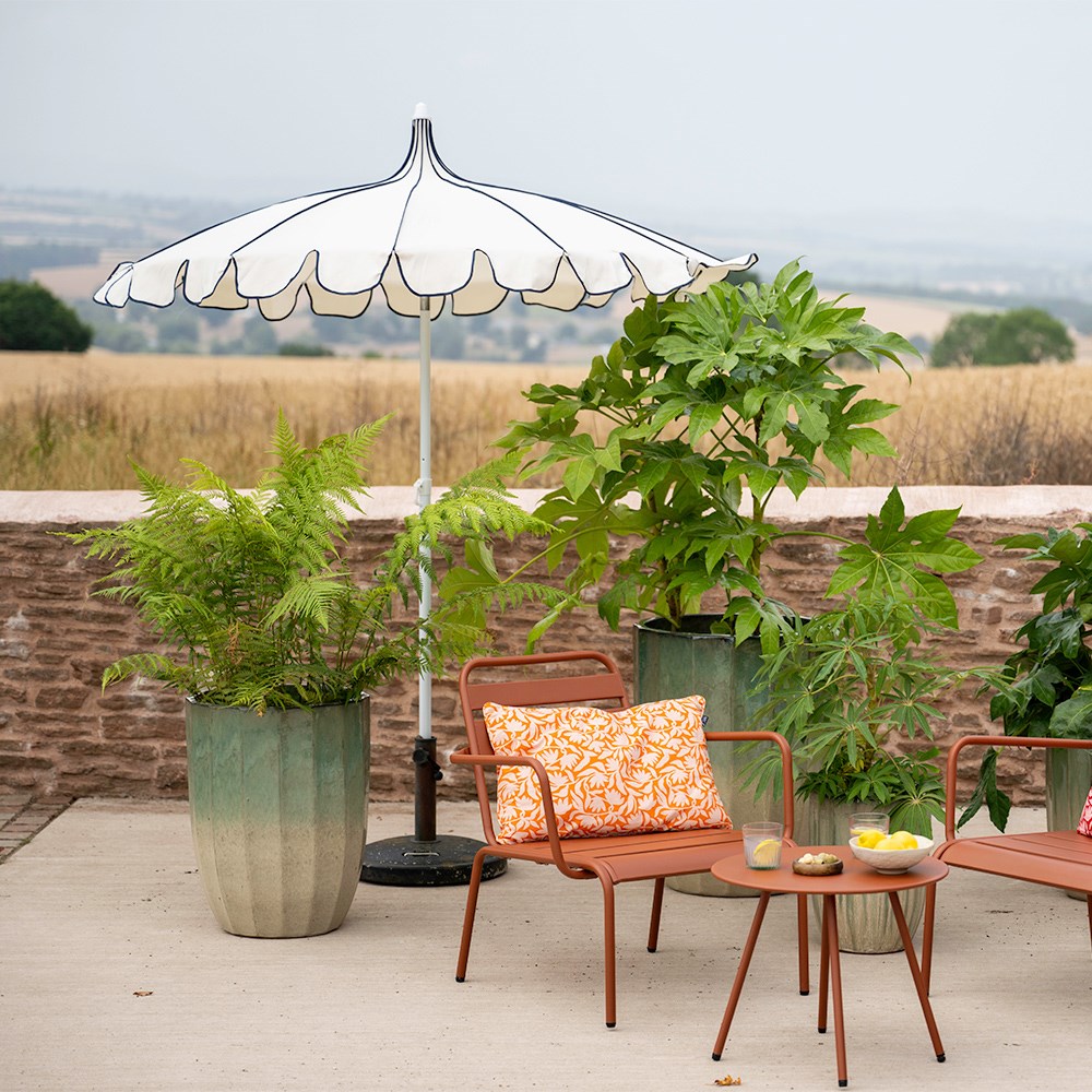 Scallop trim parasol with navy trim