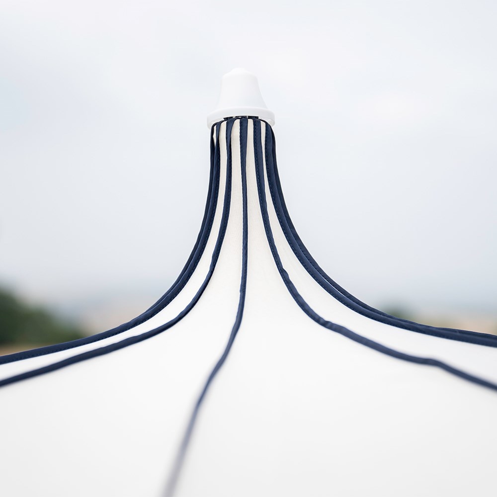 Scallop trim parasol with navy trim