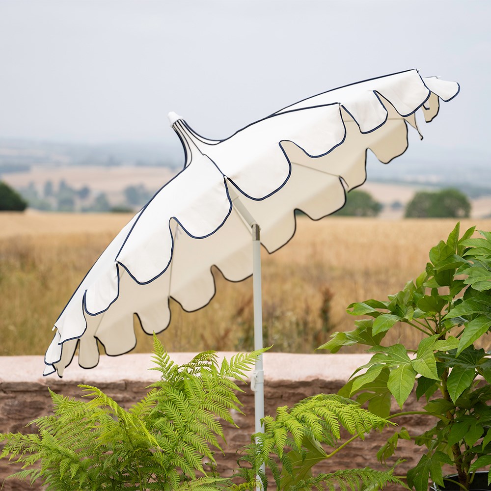 Scallop trim parasol with navy trim