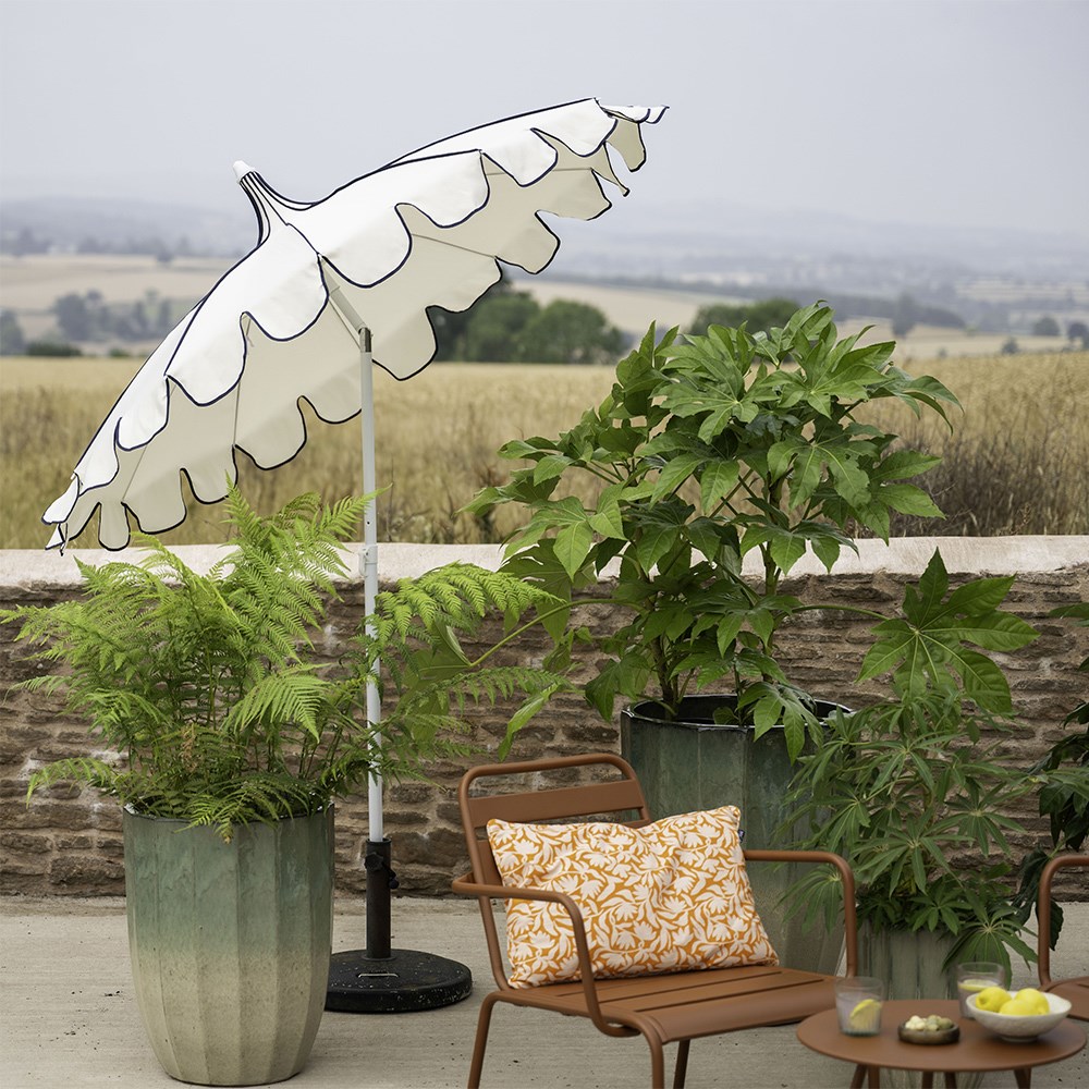 Scallop trim parasol with navy trim