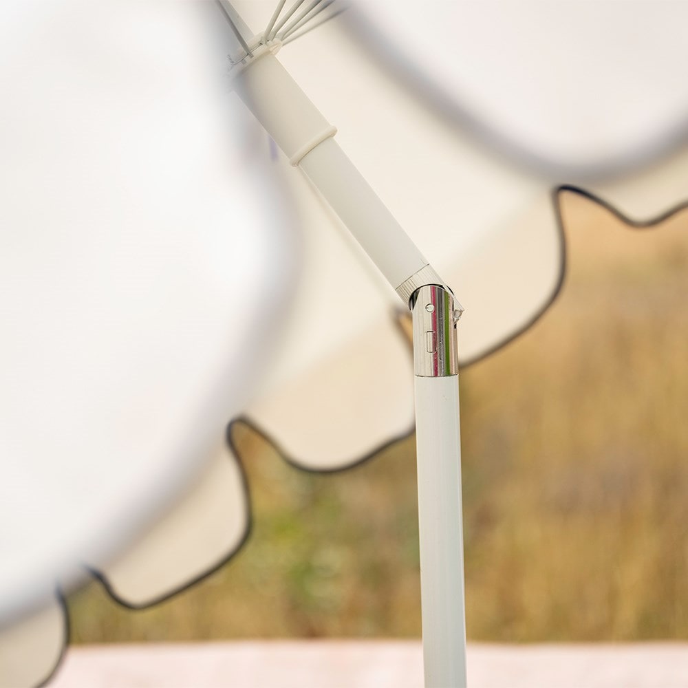 Scallop trim parasol with navy trim