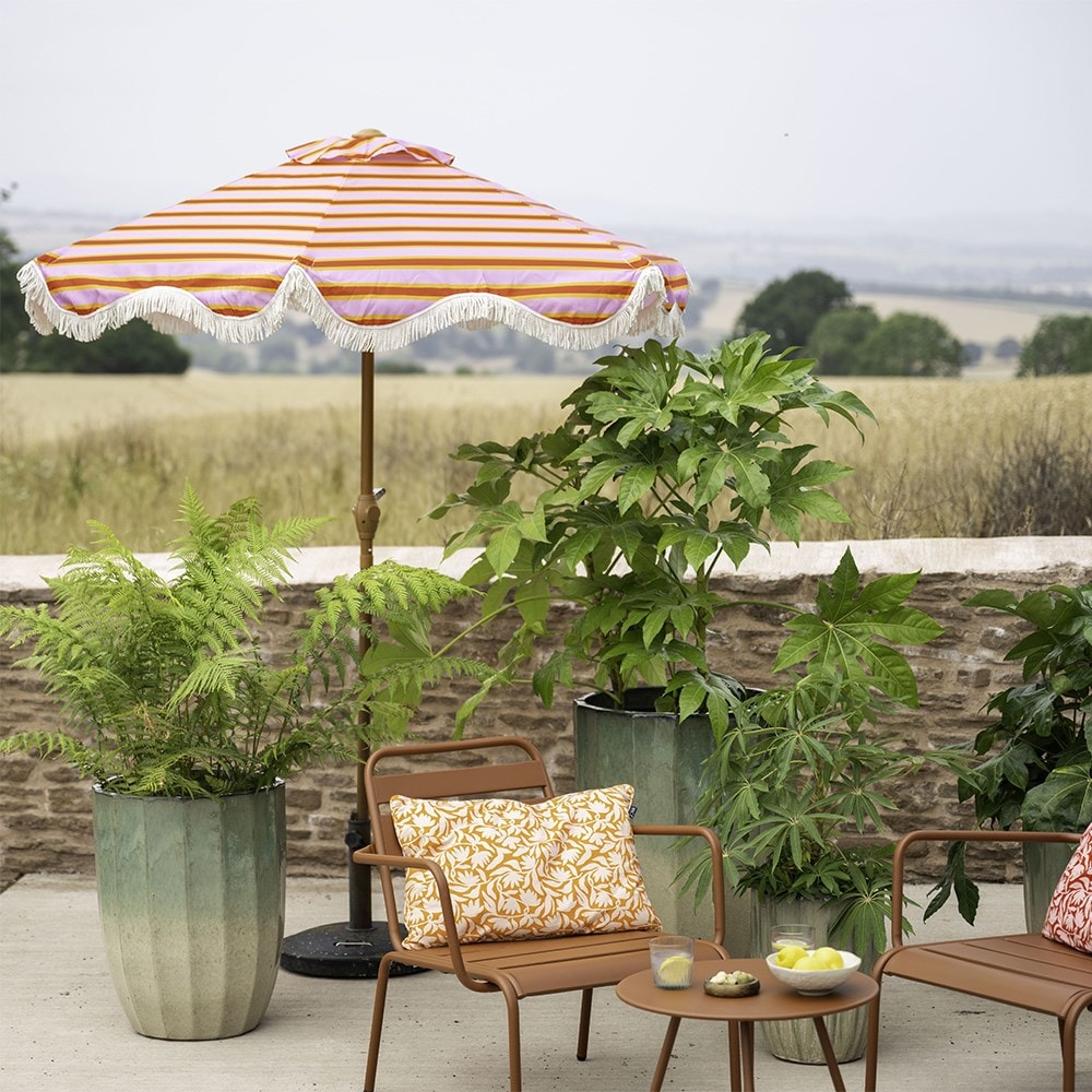 Tassel trim parasol - pink and red