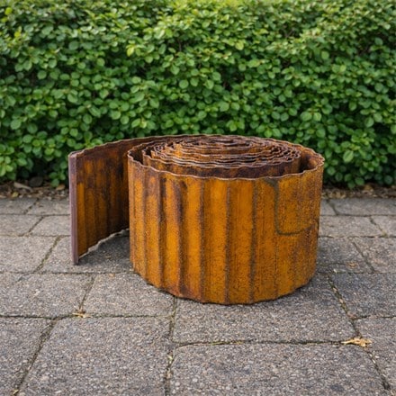 Ridged steel lawn edging - rust