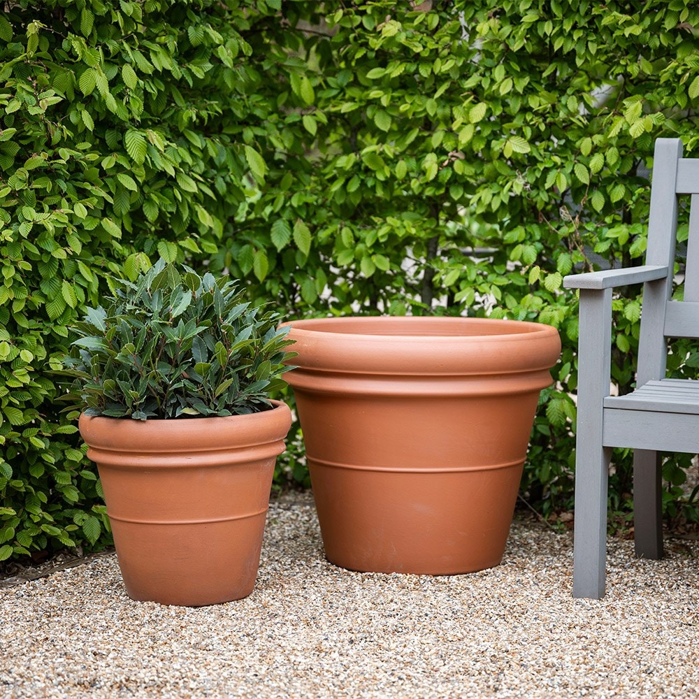 Ridged Italian terracotta pot - classic terracotta