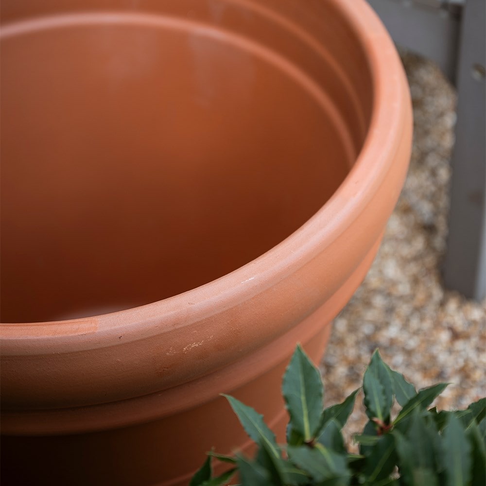 Ridged Italian terracotta pot - classic terracotta