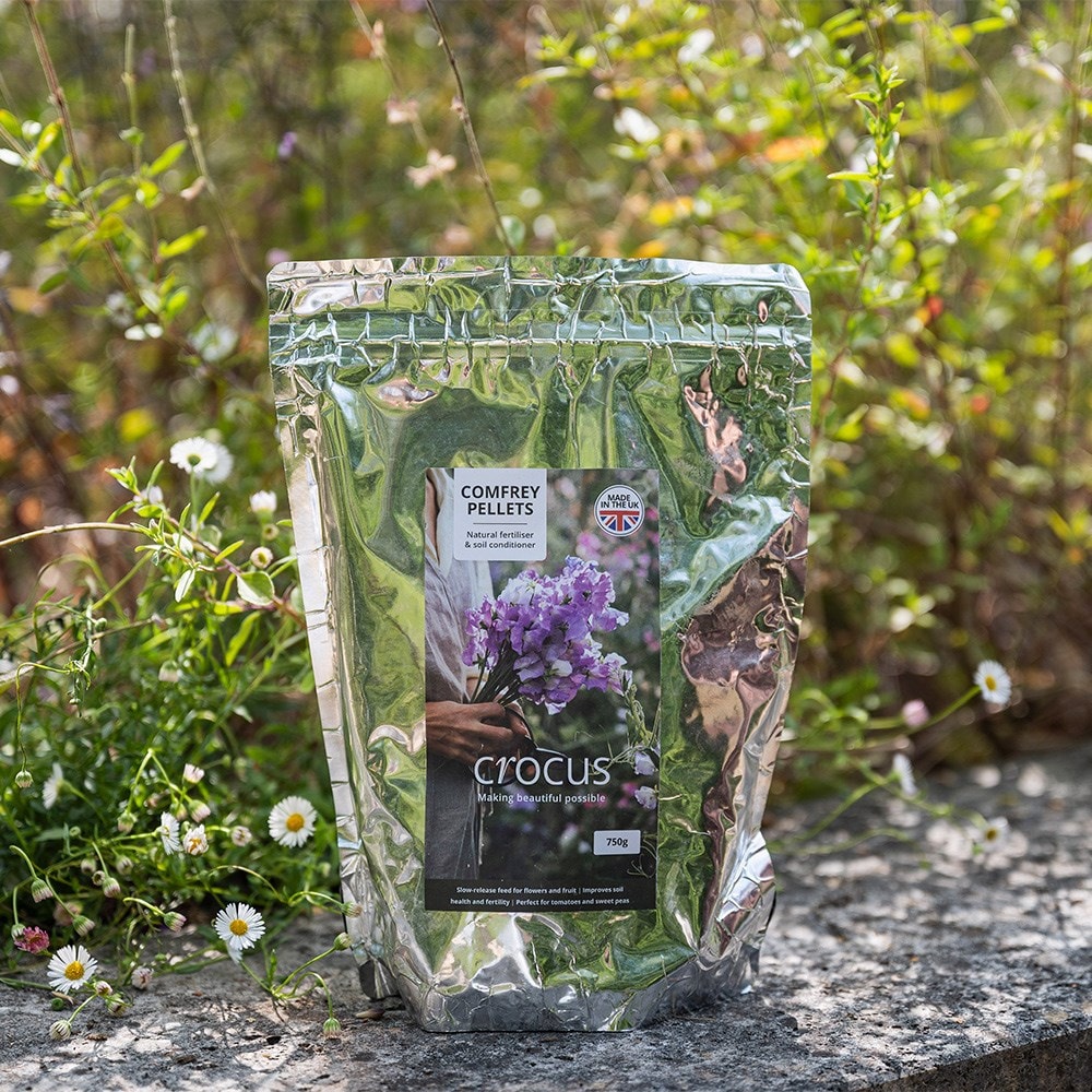 Crocus comfrey pellets - natural plant fertiliser & soil improver
