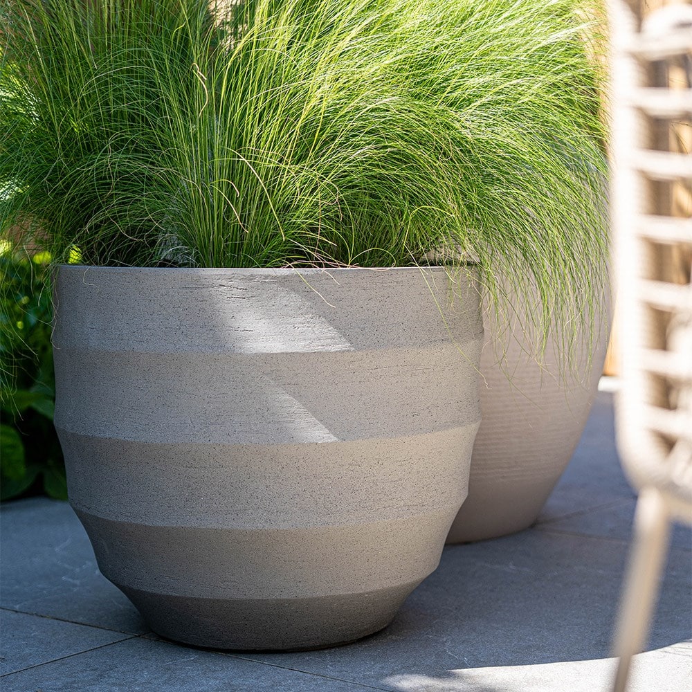 Rippled egg pot - clay
