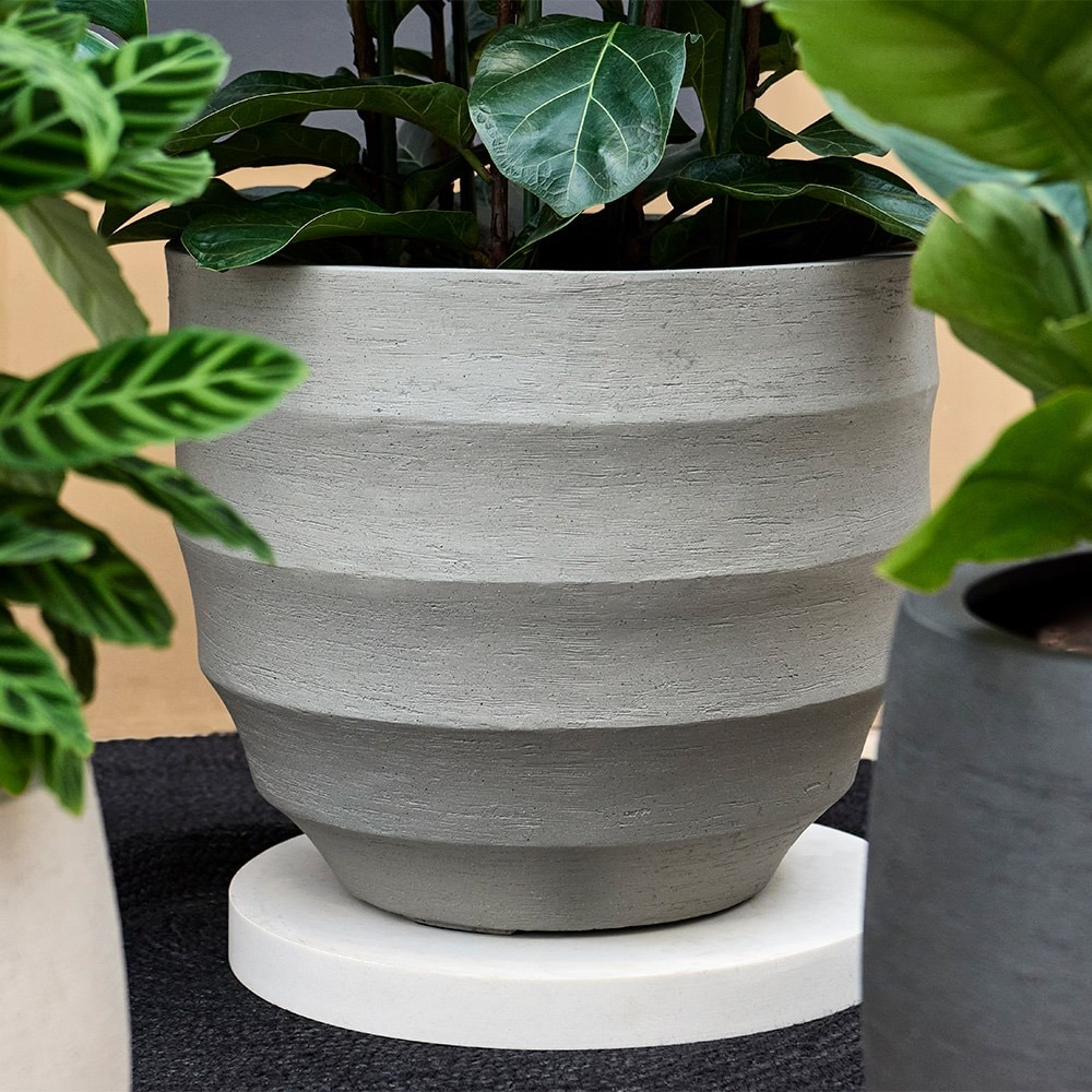 Rippled egg pot - clay