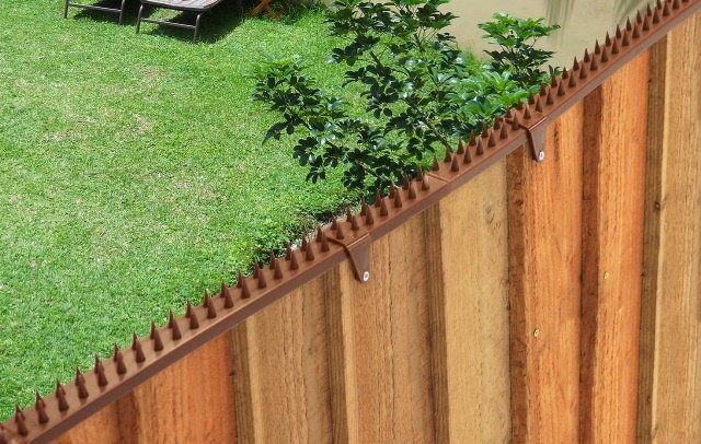 Featherboard Fence Spikes with 2 Clamps