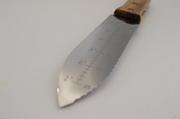 Traditional Hori Hori Garden Trowel with Serrated Blade