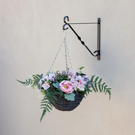 FLORAL ARRAN. W/HANGING RATTAN BASKET